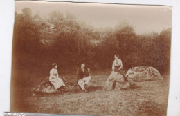 Photo Montournais Dans Les Environs Henri Raillé Et Melles Berthe Et Marie Daigneau A La Campagne à Situer Réf 30151 - Plaatsen