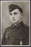 (Portrait Eines Jungen Mannes In Uniform Mit Abzeichen) - Soldat Soldier / Orden / Wehrmacht WWII 2. Weltkrieg - Sonstige & Ohne Zuordnung