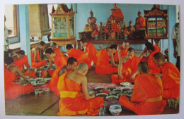 THAÏLANDE - BANGKOK - The Priest At Meat Time - Tailandia