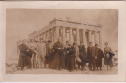 CARTE PHOTO DE GRECE - GREC -  ATHENES - TEMPLE - GROUPE TOURISTE DEVANT UN TEMPLE - CURE PRETRE - Grèce