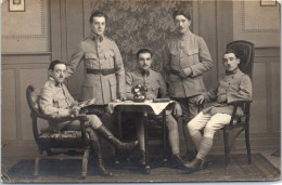 MILITARIA -1914-1918 - Groupe De Soldats Dans Un Salon  - Guerra 1914-18