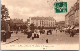 22 DINAN - La Place De L'hotel De Ville De Bretagne  - Dinan