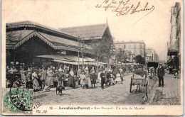 92 LEVALLOIS PERRET - Rue Poccard, Un Coin Du Marche  - Levallois Perret
