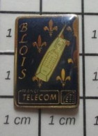 410d Pin's Pins / Beau Et Rare / FRANCE TELECOM / BLOIS FLEUR DE LYS VIEUX TELEPHONE - France Télécom