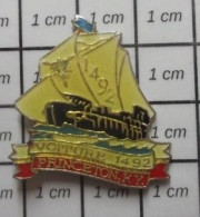 2219 Pin's Pins / Beau Et Rare / BATEAUX / VOILIER VOITURE 1492 (!!!) PRINCETON KENTUCKY - Boten