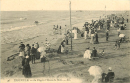  14  TROUVILLE   La Plage à L'Heure Du Bain - Trouville