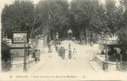  84  AVIGNON  Sortie  De La Gare Et La Rue De La République - Avignon