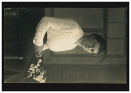 Mode-AK Frau Mit Weißer Bluse Und Blumen, Zensur Cleve P.K., GOCH 14.2.1918 - Mode