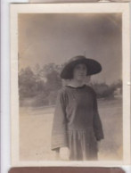 Photo  De Particulier Portrait Tante Alice Avec Drole De Chapeau  Réf 30186 - Anonyme Personen