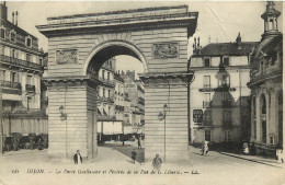  21   DIJON   LA PORTE GUILLAUME ET L'ENTREE DE LA RUE DE LA LIBERTE - Dijon