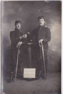 CARTE-PHOTO - H. COLLET SAUMUR -   MILITARIA - LES 2 MILITAIRES INSEPARABLE 1908 -  REGIMENT N° 5 - MEZERAC PAR GAILLAC - Saumur