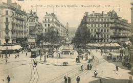 69  LYON   PLACE ET RUE DE LA REPUBLIQUE  MONUMENT CARNOT - Lyon 1