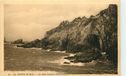  29    LA POINTE DU RAZ  AU FOND  LE PHARE DE LA VIEILLE - La Pointe Du Raz