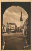  36  ISSOUDUN  LA PLACE ET LE CLOCHER SAINT CYR - Issoudun