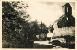  13 - LES BAUX - PLACE DE L'EGLISE ET CHAPELLE DES PENITENTS - Les-Baux-de-Provence