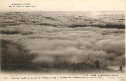  63 -  PUY DE DOME - LEVER DU SOLEIL SUR LA MER DE NUAGES  VU DE LA TERRASSE DE L'OBSERVATOIRE - Autres & Non Classés