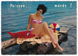 Poisson Mords Au Grau Du Roi Avec Femme En Maillot De Bain - Pin-Ups