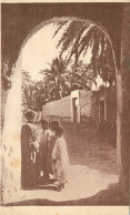 CHEMINS DE FER  ALGERIENS - TOLGA - ENFANTS SOUS LE PORCHE - Kinderen