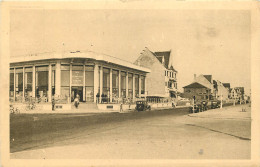 44 - LA BAULE LES PINS - LE BOULEVARD DE L'OCEAN ET LE HALL DES INFORMATIONS - La Baule-Escoublac