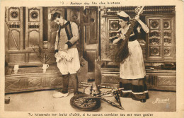 FOLKLORE  - AUTOUR DES LITS CLOS BRETON  - People