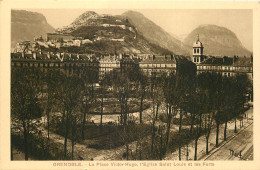 38 - GRENOBLE -  LA PLACE VICTOR HUGO - L'EGLISE SAINT LOUIS ET LES FORTS - Grenoble