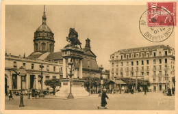 63 - CLERMONT FERRAND -  LA PLACE JAUDE ET L'EGLISE ST PIERRE LES MINIMES - Clermont Ferrand