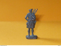 @ ECOSSAIS-3 De 1743  - Joueur De Cornemuse @ - Metal Figurines