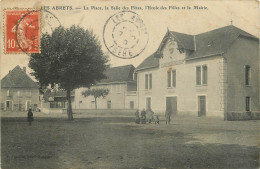 38 - LES ABRETS - LA PLACE - LA SALLE DES FÊTES - L'ECOLE DES FILLES ET LA MAIRIE - Les Abrets