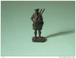 @ ECOSSAIS-3 De 1743  - Joueur De Cornemuse @ - Figurine In Metallo