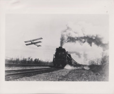 TRAIN  -  PHOTO HEDRICH-BLESSING  -  Dimension 25 X 20.5  -  CANADIAN NATIONAL  -  AEROPLANE  - - Trenes