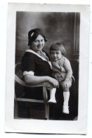 Carte Photo D'une Femme élégante Avec Sa Petite Fille Sur Ces Jambe Dans Un Studio Photo - Anonymous Persons