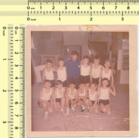 REAL PHOTO - School Boys In Shorts In Gym Class, Garcons En Classe De Gymnastique Color Original Snapshot - Anonymous Persons