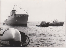 PHOTO PRESSE MISE A FLOT DE L'OURAGAN A BREST PHOTO A F P NOVEMBRE 1963 FORMAT 18 X 13 CMS - Boten