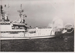 PHOTO PRESSE LE BATIMENT L'ILE D'OLERON LANCE UN ENGIN GUIDE CONTRE UN AVION CIBLE FORMAT 18 X 13 CMS - Bateaux