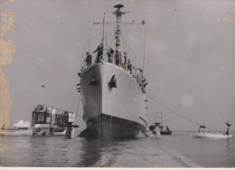 PHOTO PRESSE LANCEMENT DE L'ESCORTEUR HARDI A CHERBOURG SEPTEMBRE 1958 FORMAT 18 X 13 CMS - Barcos