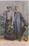 72 - COSTUMES SARTHOIS - LE MANS SARTHE -  COUPLE COIFFE JEUNE MARIE AU LENDEMAIN DE NOCES - Costumi