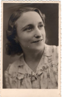 Carte Photo Du Portrait D'une Jeune Femme élégante Posant Dans Un Studio Photo En 1946 - Anonymous Persons