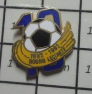 1515A Pin's Pins / Beau Et Rare / SPORTS / CLUB FOOTBALL BOURG LECOMTE Et Après Bourg La Reine Si T'as Le Temps - Fútbol