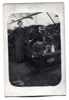 Carte Photo D'une Femme ( Une Ouvrière ) Devant Un Metier A Tissée Dans Une Usine De Filature  Vers 1930 - Persone Anonimi