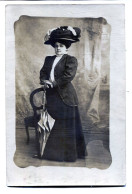 Carte Photo D'une Femme Avec Un Superbe Chapeau Et Un Parapluie Canne Dans Un Studio Photo Vers 1910 - Anonymous Persons