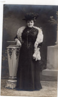 Carte Photo D'une Femme élégante Posant Dans Un Studio Photo - Anonymous Persons