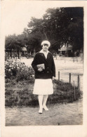 Carte Photo D'une Jeune Femme élégante Posant Dans Un Jardinn A Saint-Palais En 1929 - Persone Anonimi