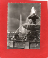 75-----PARIS EN FLANANT---La Place De La Concorde Et L'Obélisque De Louqsor--voir 2 Scans - Markten, Pleinen