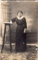 Carte Photo D'une Jeune Fille  élégante Posant Dans Un Studio Photo - Anonymous Persons