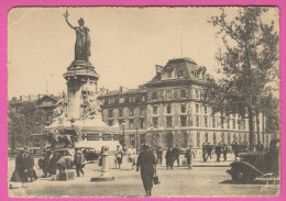 D75 - PARIS ET SES MERVEILLES - PLACE DE LA RÉPUBLIQUE - PLACE OF TH REPUBLIC -Nombreuses Personnes-Voitures Anciennes - Plazas