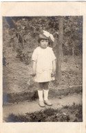 Carte Photo D'une Petite Fille élégante Posant Dans Sont Jardin - Anonymous Persons