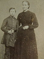 Photo CDV Anonyme  Femme Avec Jeune Garçon En Uniforme D'écolier  Sec. Emp. CA 1865 - L435 - Alte (vor 1900)