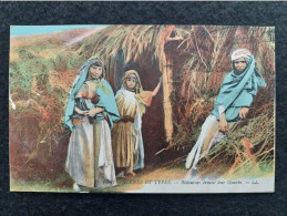 CPA  BEDOUINES  DEVANT LEUR GOURBI  N° 6391 - Scènes & Types