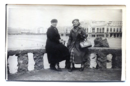 Carte Photo De Deux Femmes élégante Assise Sur Un Muret A La Plage Vers 1930 - Persone Anonimi