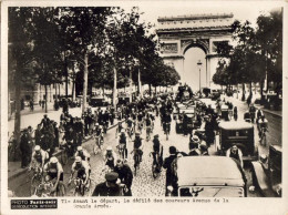 TOUR DE FRANCE 1935  PHOTO PARIS SOIR    .......Avant Le Départ Le Défilé Des Coureurs - Cycling